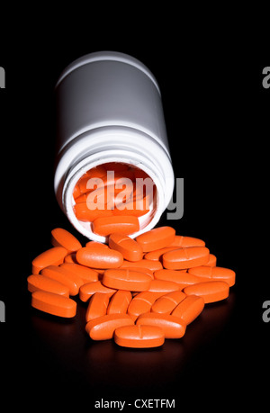 Pills fuoriuscita dalla bottiglia Foto Stock