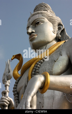 Gigantesca statua del signore Shiva domina le acque del Mare Arabico presso la Santa Sede di Murudeshwara India Foto Stock