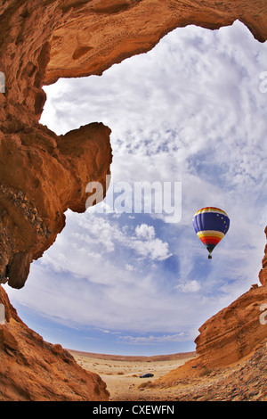 Il palloncino vola sopra un pittoresco canyon Foto Stock