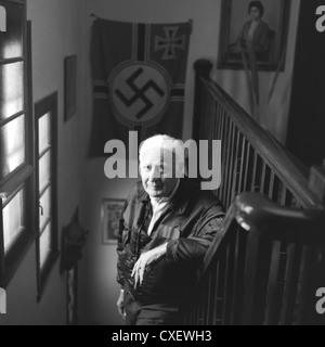 Miguel Serrano scrittore e seguace nazista in piedi sulle scale della sua casa con bandiera zazi sullo sfondo. Valparaiso, Cile 1996 Foto Stock