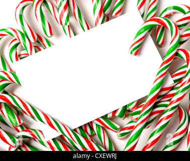 Nota vuota-card circondato da rosso, bianco e verde di candy canes Foto Stock