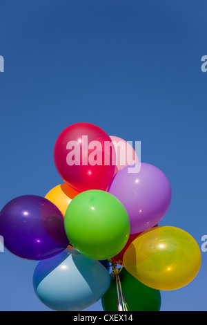 Bouquet di palloncini con un cielo sfondo blu Foto Stock