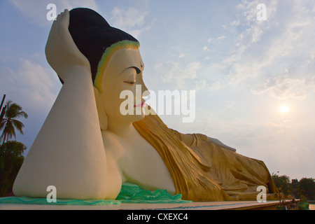 La MYA THA LYAUNG Buddha reclinato è uno dei più grandi del mondo - BAGO, MYANMAR Foto Stock