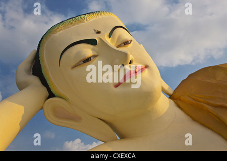 La MYA THA LYAUNG Buddha reclinato è uno dei più grandi del mondo - BAGO, MYANMAR Foto Stock