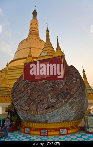 Il vecchio alto di SHWEMAWDAW PAYA che è una vecchia di 1000 anni e 114 metri di altezza - BAGO, MYANMAR Foto Stock