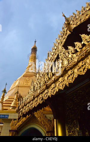 La SULE PAYA e la sua forma ottagonale ZEDI sono 2000 anni - YANGON, MYANMAR Foto Stock