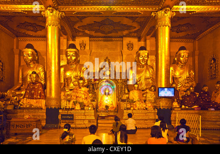 GOLDEN Statue di Buddha sono adorato la Shwedagon Paya o pagoda che risale al 1485 - YANGON, MYANAMAR Foto Stock