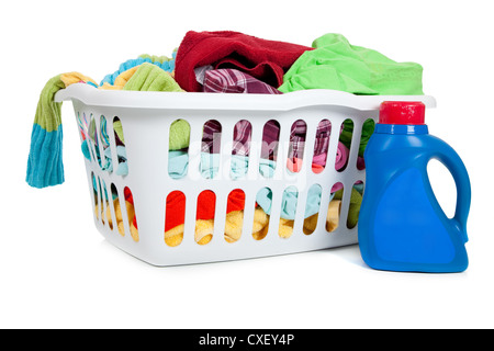 In plastica bianca un cesto della biancheria sporca con altri vestiti su sfondo bianco Foto Stock