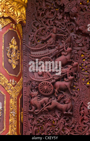 In legno scolpiti a supporto della Shwedagon Paya o pagoda che risale al 1485 - YANGON, MYANAMAR Foto Stock