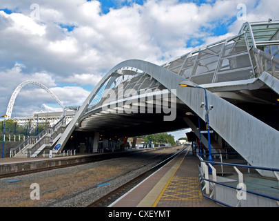 Il Cavallo Bianco passerella Ponte a dalla stazione ferroviaria Wembley Stadium che mostra lo stadio di Wembley in background Foto Stock