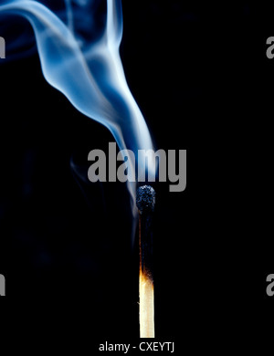 Il fumo proveniente da un match che è stato appena messo fuori Foto Stock