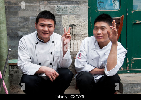 Due chef cinese godendo di una pausa dal lavoro, Pechino, Cina Foto Stock