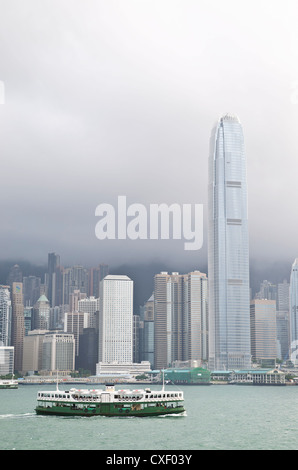 Lo Star Ferry e la IFC grattacielo, hong kong Foto Stock