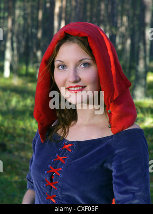 Red Riding Hood in piedi in un legno Foto Stock