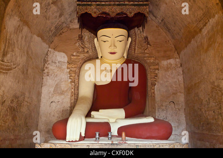 Statue di Buddha all'interno SULAMANI tempio che fu costruito nel 1183 da Narapatisithu - BAGAN, MYANMAR Foto Stock