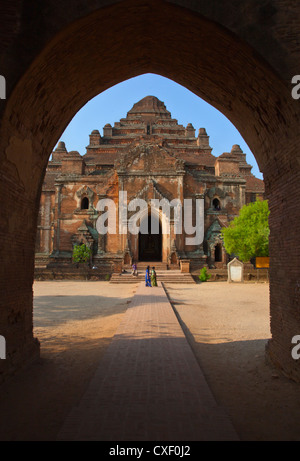 Il XII secolo DHAMMAYANGYI PAHTO o il tempio è il più grande di Bagan e fu probabilmente costruito da Narathu - Myanmar Foto Stock