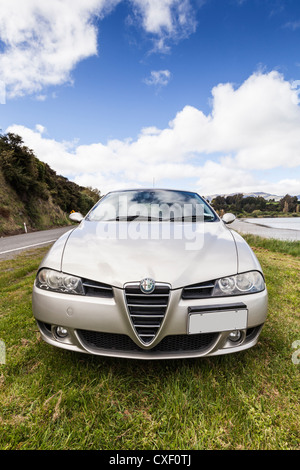 Color Champagne 2004 l'Alfa Romeo 156 Sportwagon, parcheggiata accanto al porto di Akaroa in Nuova Zelanda. Foto Stock