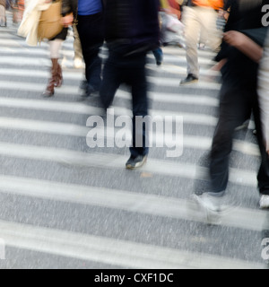 La folla di persone sulle strisce pedonali street Foto Stock