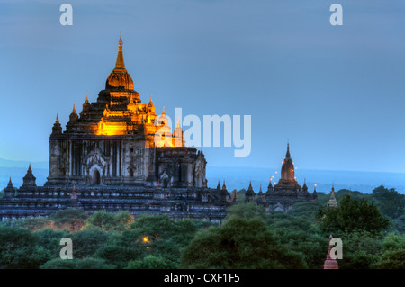 Vista del tempio THATBYINNYU dal tempio Shwesandaw Paya o al tramonto - BAGAN, MYANMAR Foto Stock