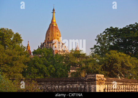 52 metro alto Ananda Paya o il tempio fu costruito dal re Kyanzittha intorno al 1100 - BAGAN MYANMAR Foto Stock