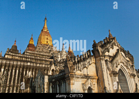 52 metro alto Ananda Paya o il tempio fu costruito dal re Kyanzittha intorno al 1100 - BAGAN MYANMAR Foto Stock