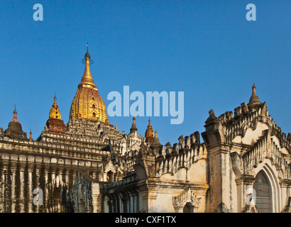 52 metro alto Ananda Paya o il tempio fu costruito dal re Kyanzittha intorno al 1100 - BAGAN MYANMAR Foto Stock