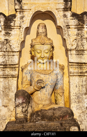 Una statua di Indra mostrando influenza indù ad Ananda tempio che fu costruito dal re Kyanzittha intorno al 1100 - BAGAN, MYANMAR Foto Stock