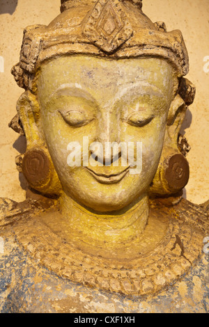 Una statua di Indra mostrando influenza indù ad Ananda tempio che fu costruito dal re Kyanzittha intorno al 1100 - BAGAN, MYANMAR Foto Stock