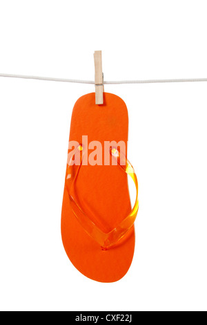 Orange flipflop appeso su una linea di abbigliamento con uno sfondo bianco Foto Stock