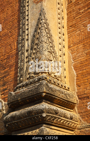 Un angolo intagliato di HTILOMINLO PAHTO o tempio è di 46 metri di altezza ed è stato costruito da Re Nantaungmya nel 1218 - BAGAN, MYANMAR Foto Stock