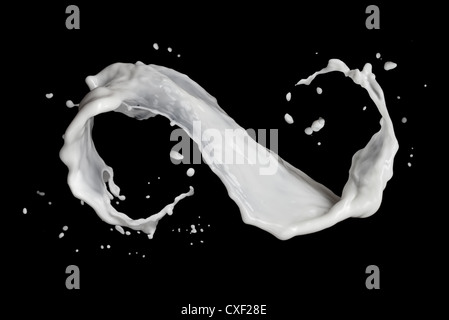 Simbolo di infinito di latte splash isolato su nero Foto Stock