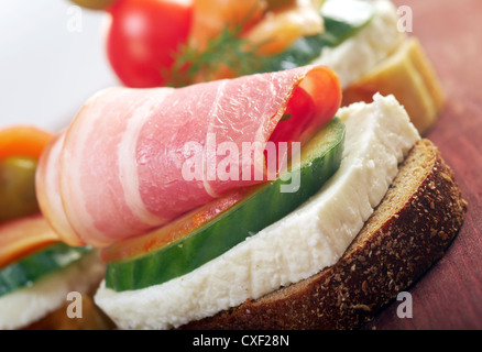 Crostini con salmone affumicato ,pancetta Foto Stock