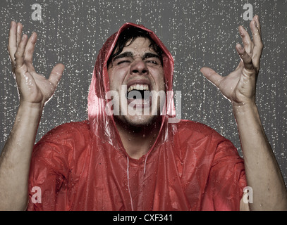 Uomo caucasico catturati sotto la pioggia Foto Stock