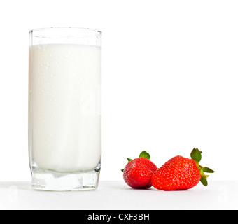 Un bicchiere di latte e due fragole Foto Stock