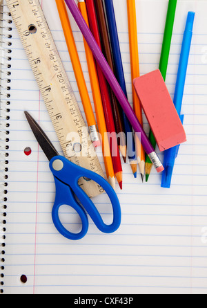 Notebook a spirale con matite e forniture scolastiche Foto Stock