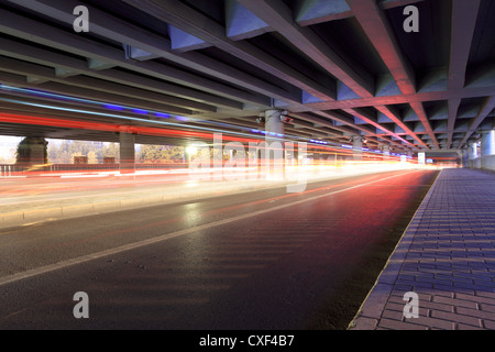 Traffico sotto il viadotto Foto Stock