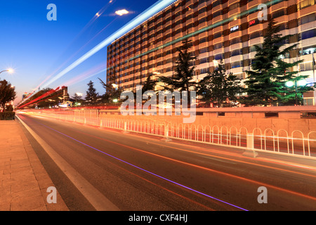 Pechino il traffico della strada al tramonto Foto Stock