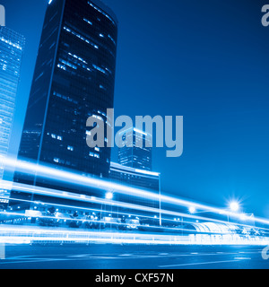 Paesaggio urbano moderno di notte a Pechino Foto Stock