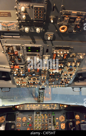 Il cockpit di un British Airways Boeing 737 400 Foto Stock