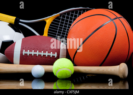 Varie attrezzature sportive su sfondo nero Foto Stock