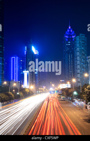 Sentieri di luce sulla strada Foto Stock