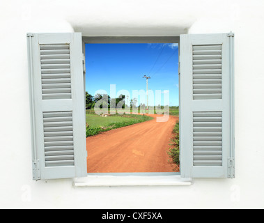 In stile greco windows con la curva del terreno vista strada Foto Stock