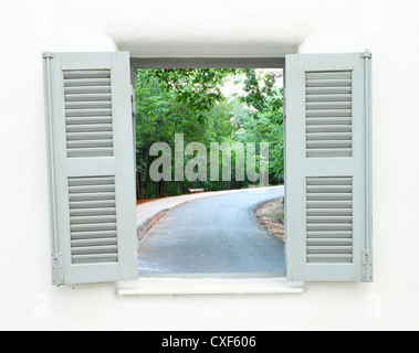 In stile greco windows con curva vista strada Foto Stock