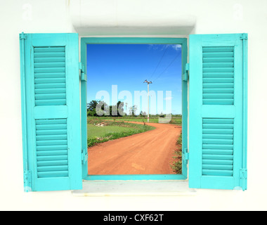 In stile greco windows con la curva del terreno vista strada Foto Stock