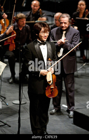 Wang Xiao (Cina) e la Magyar Radio Orchestra Sinfonica di esibirsi in concerto a MUPA il 14 settembre 2012 a Budapest Foto Stock