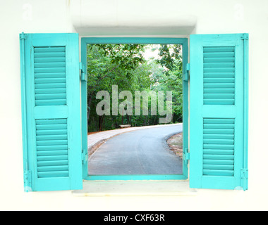 In stile greco windows con curva vista strada Foto Stock