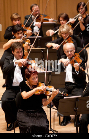 Magyar Radio Orchestra Sinfonica di esibirsi in concerto a MUPA il 14 settembre 2012 a Budapest, Ungheria. Conduttore: Andras Ligeti Foto Stock