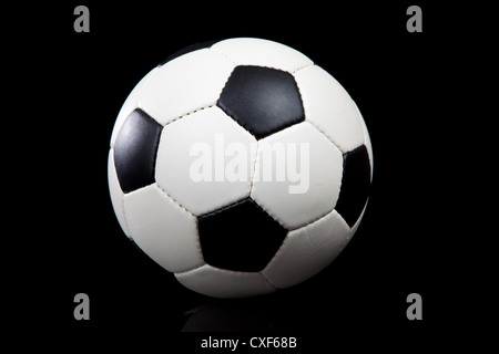Pallone da calcio su sfondo nero Foto Stock