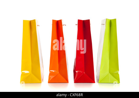 La linea di coloratissimi shopping bags su sfondo bianco Foto Stock