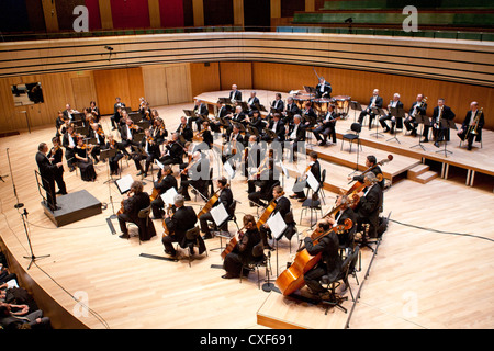 Magyar Radio Orchestra Sinfonica di esibirsi in concerto a MUPA il 14 settembre 2012 a Budapest, Ungheria. Conduttore: Andras Ligeti Foto Stock